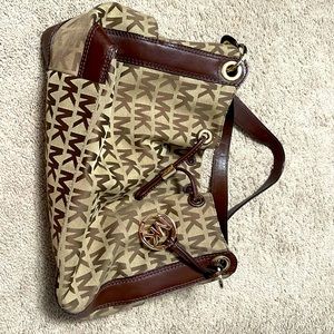 AUTHENTIC// Michael Kors// no rips or tears// very light wear on inside